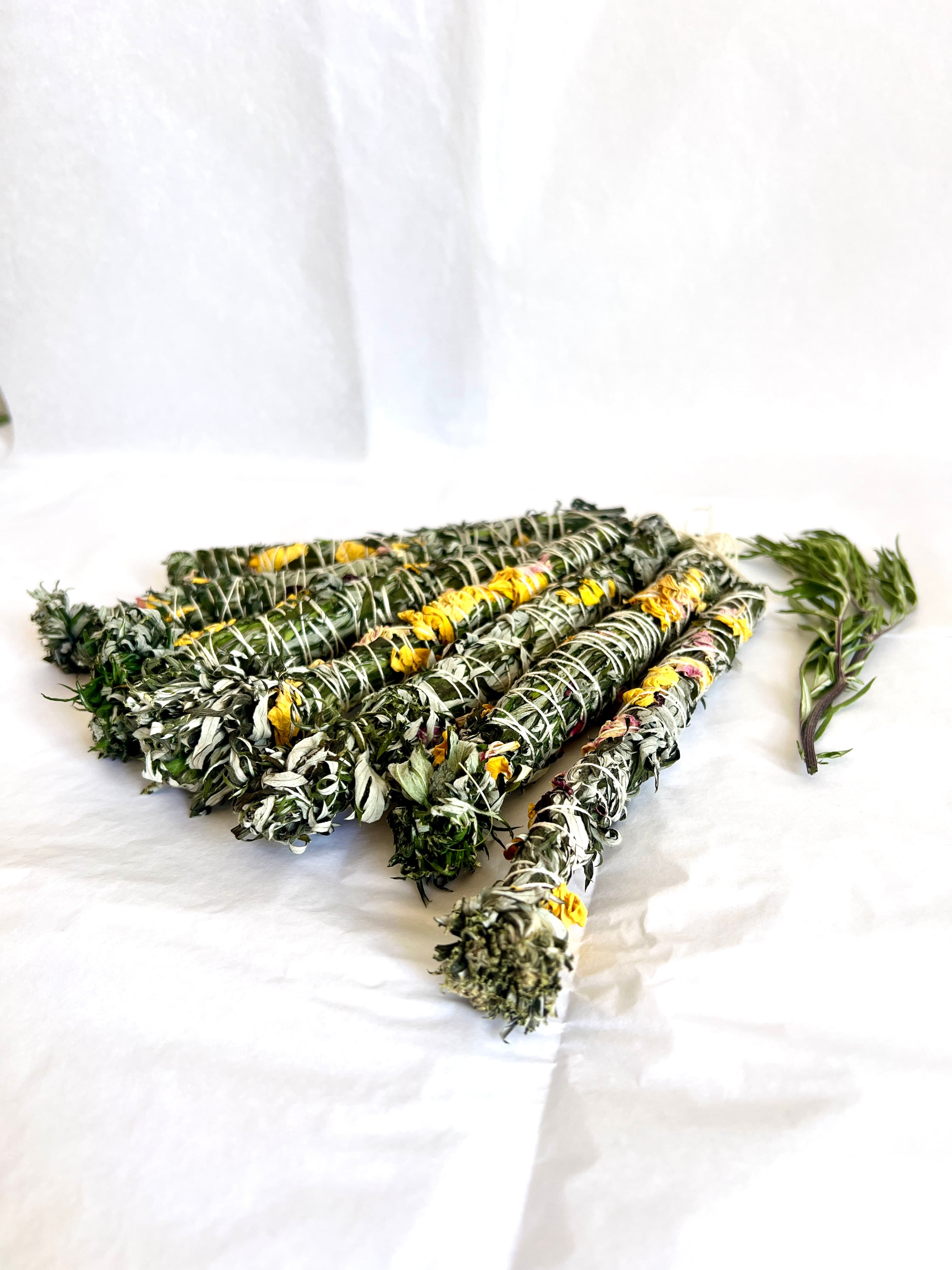 Bouquet d'armoise et rose à fumiguer 